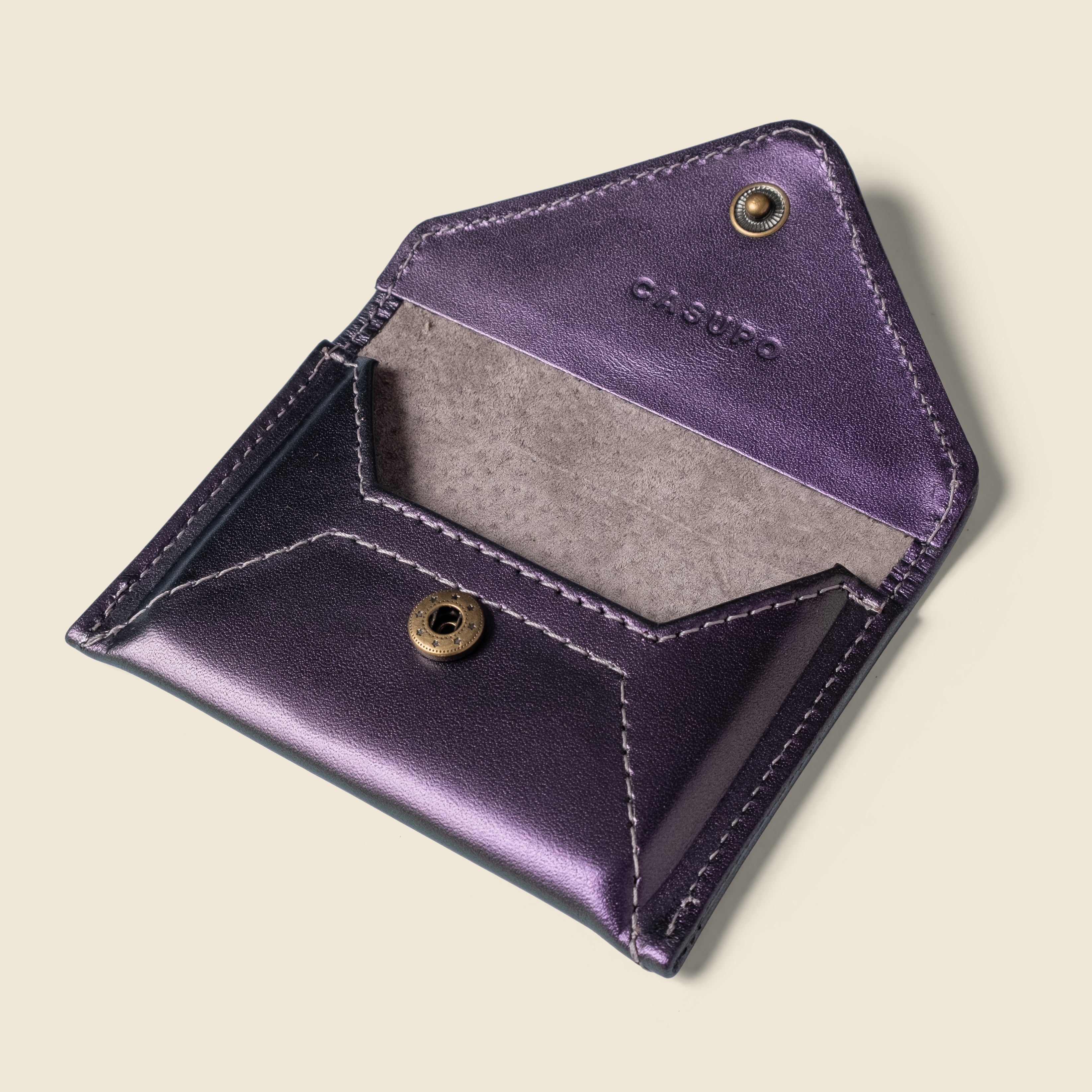 Lifestyle photo showing Mini Envelope Wallet With RFID protection - Iridecent in use - CASUPO
