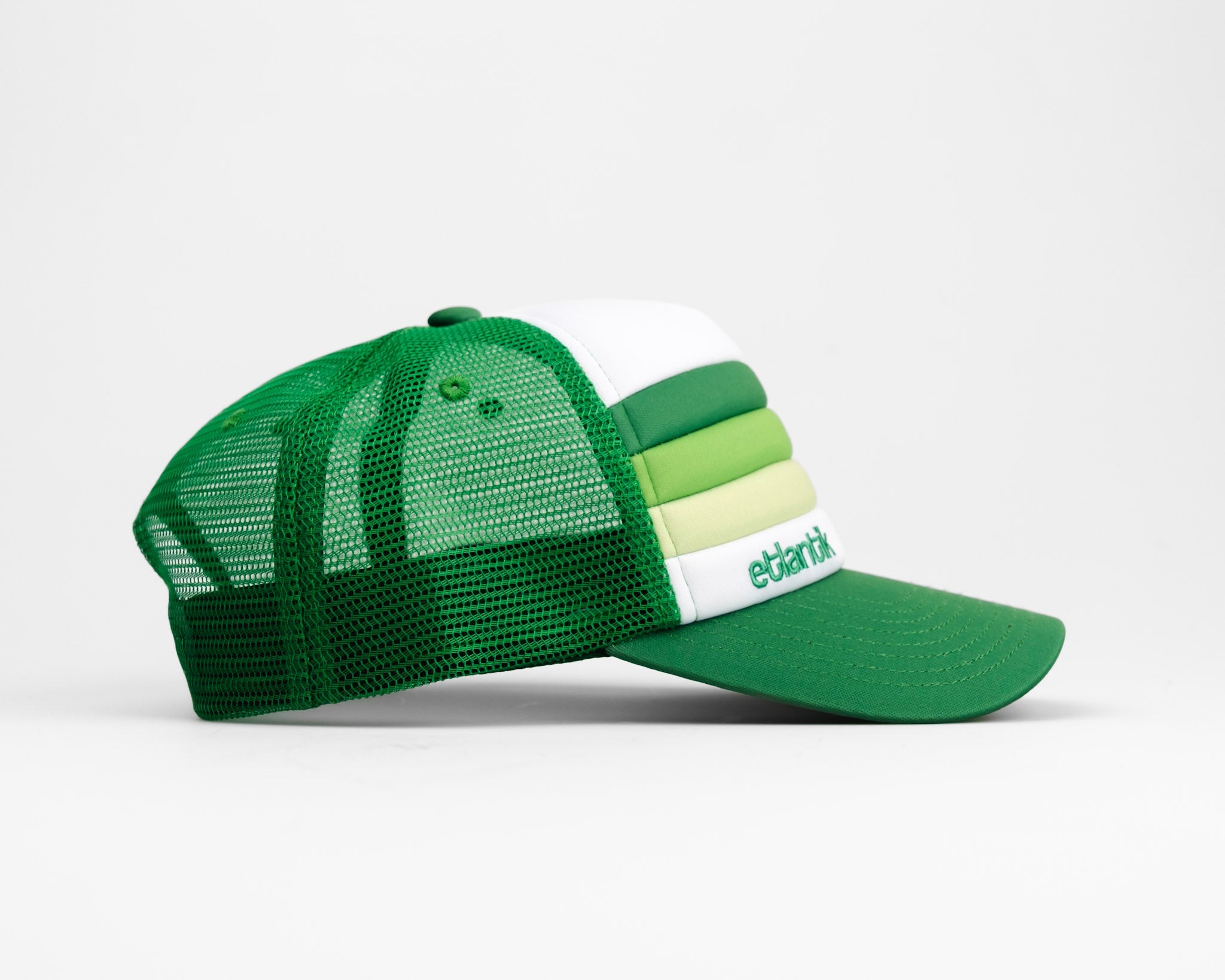 Lifestyle photo showing Shaded Palm Swell Cap in use - Etlantik