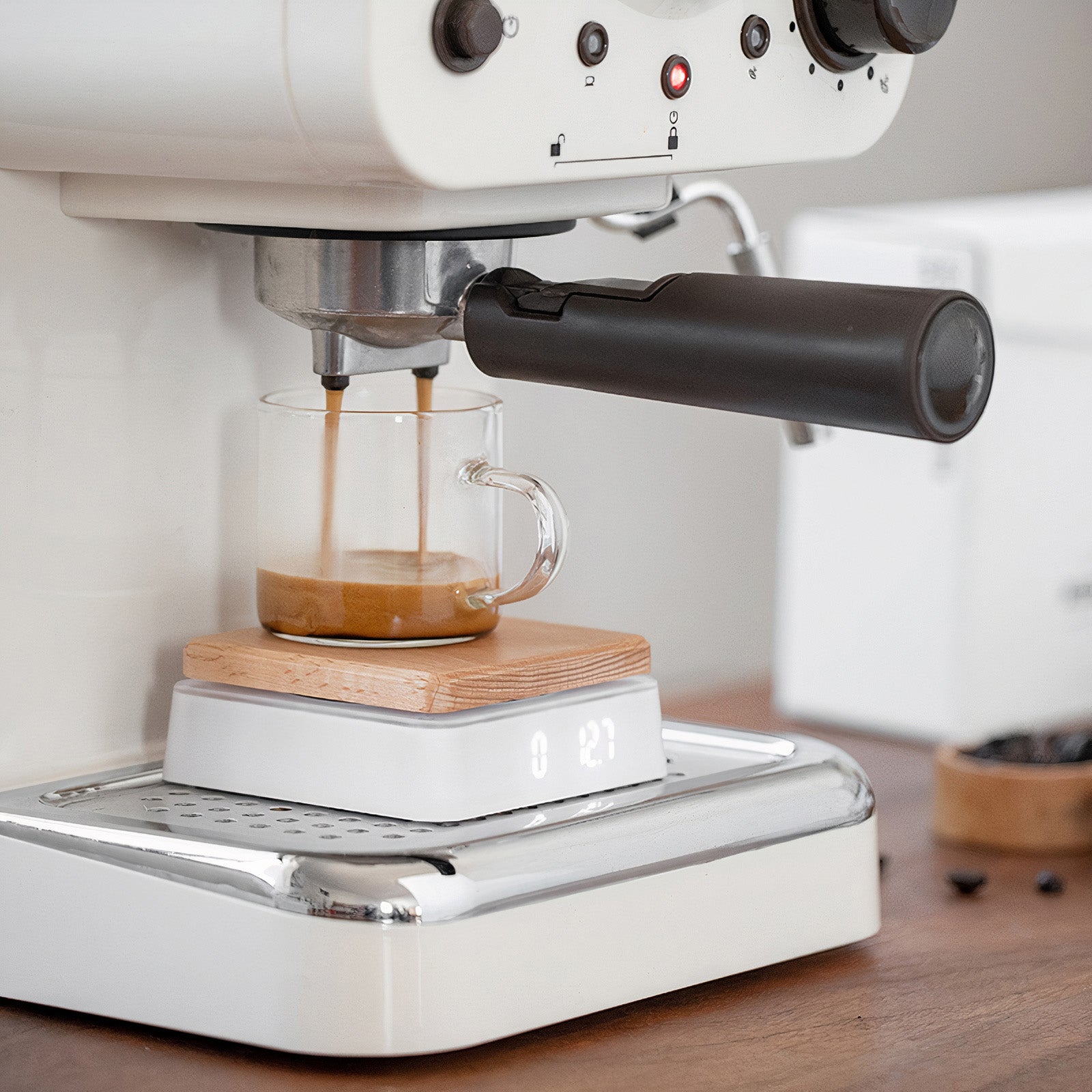 Lifestyle photo showing Lastaforest Solid Wood Electronic Scale for Tea and Coffee in use - Lastaforest