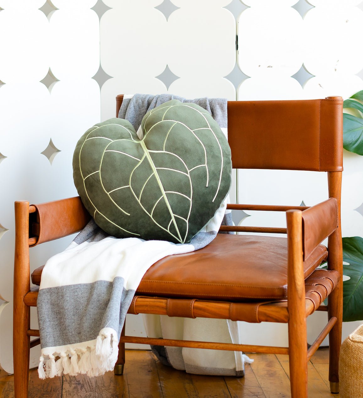 Close-up detail showing quality craftsmanship and materials - Anthurium Clarinervium - Khaki