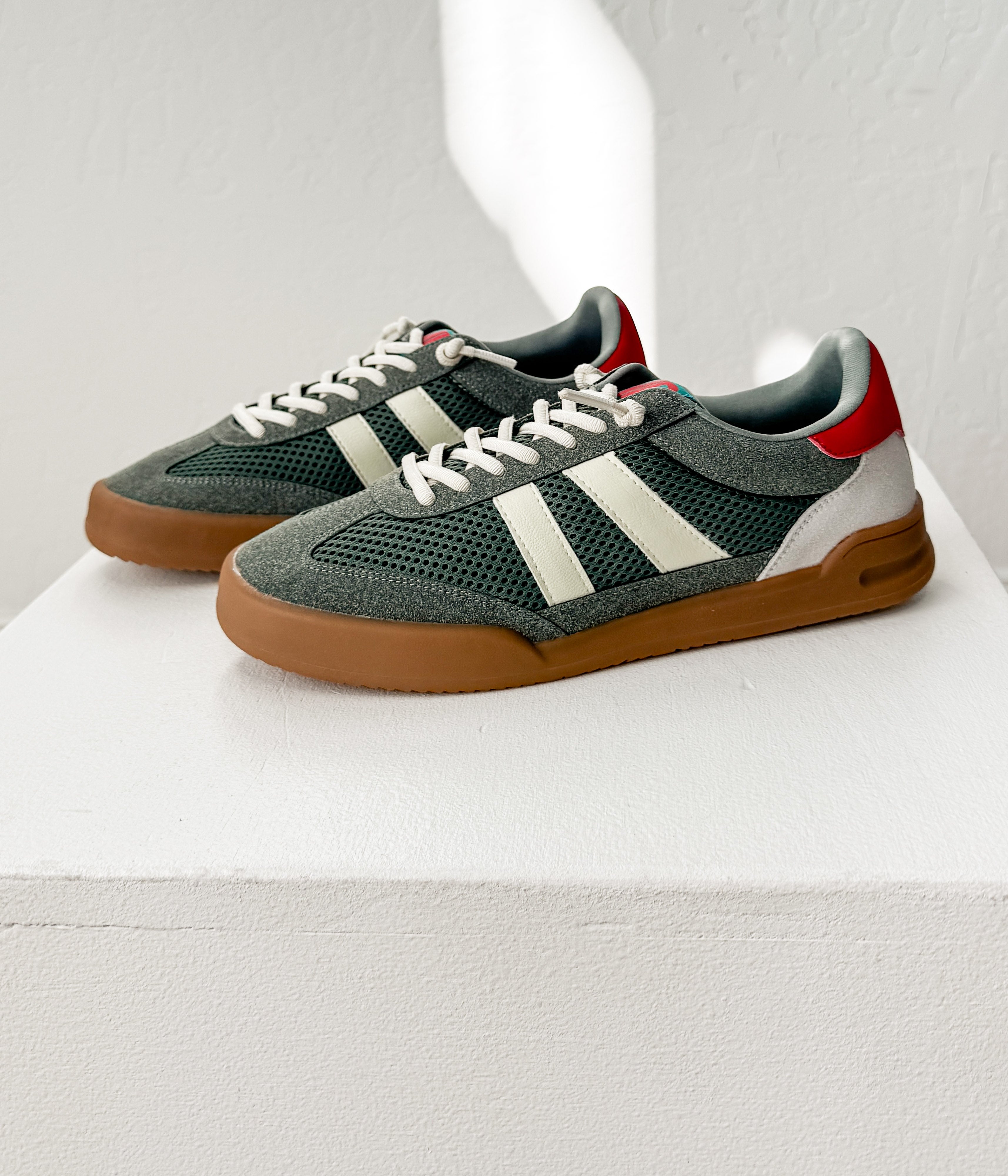 Close-up detail showing quality craftsmanship and materials - Brita Sneaker in Green